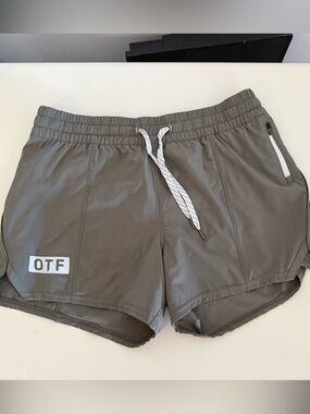Womens Vuori Orange Theory Fitness Clementine Shorts 4" size M